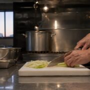 開店前の厨房で仕込みをする調理スタッフの手元