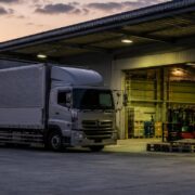 物流倉庫のプラットホームで荷積みを待つ大型トラック